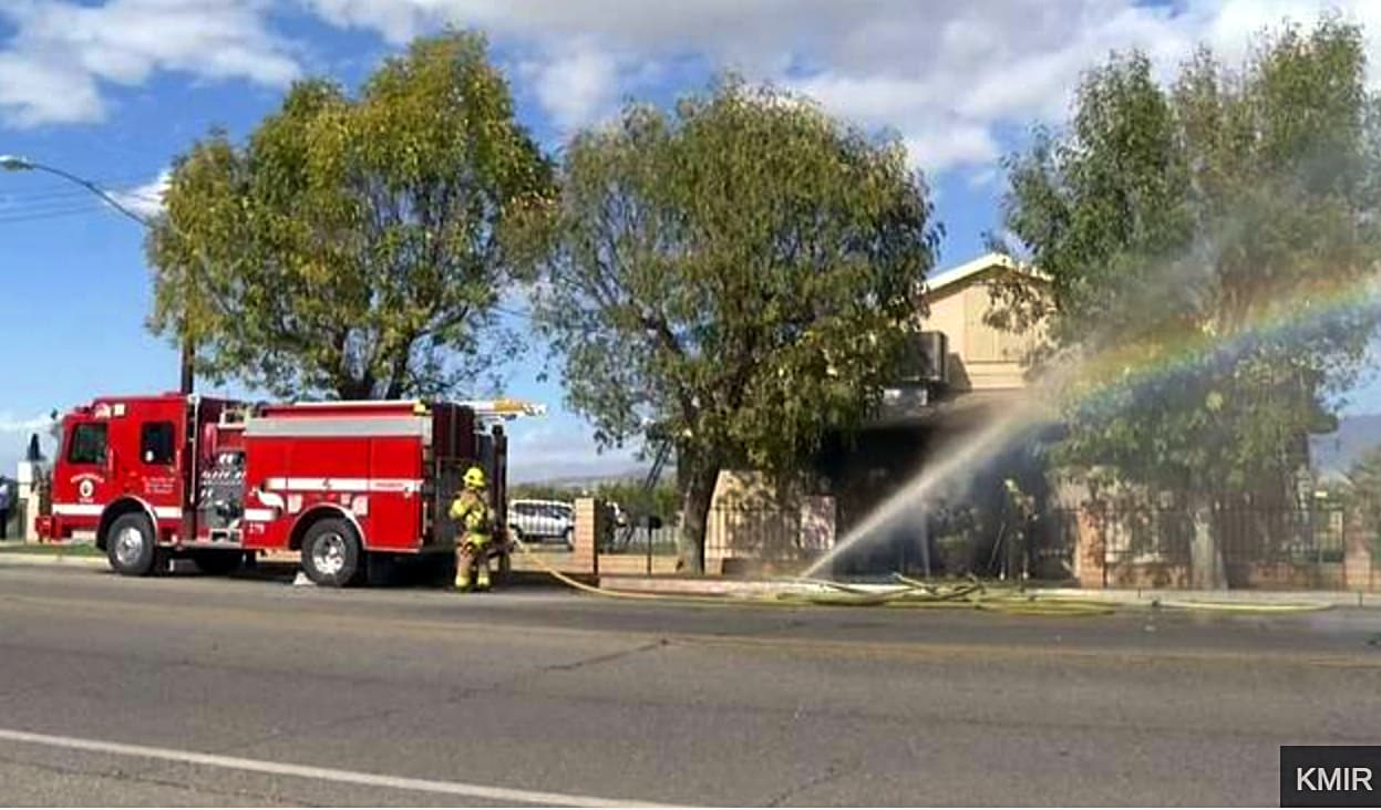En esta imagen tomada de un video proporcionado por KMIR-TV, bomberos luchando contra las llamas en el Centro Islámico de Palm Springs, una mezquita en Coachella, California, justo al este de Palm Springs, el viernes 11 de diciembre de 2015. (KMIR-TV via AP) TV NO. ATRIBUCION OBLIGATORIA