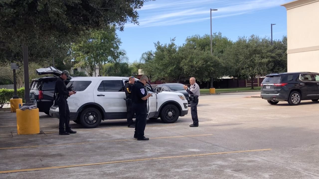 El tercer sospechoso salió por la puerta del pasajero con un rifle AR15.