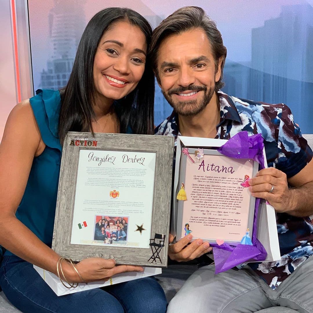 Durante el show, Eugenio Derbez tuvo la oportunidad de consentir a una de sus fans, quien llegó cargada de regalos para él y su familia.
<br>