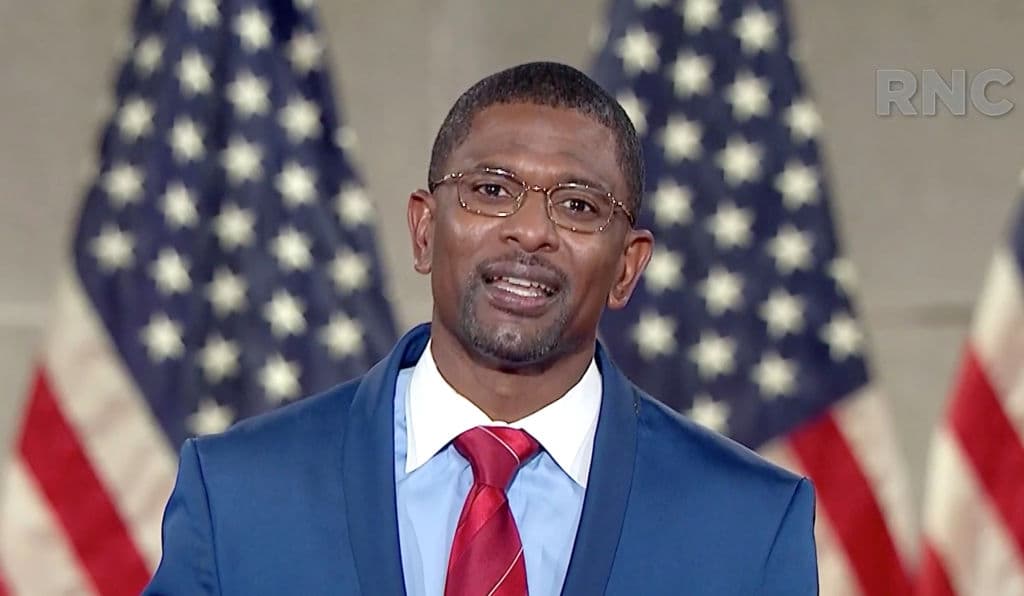  Trump no es racista dice en la Convención Republicana un exjugador de la NFL acusado de fraude bursátil