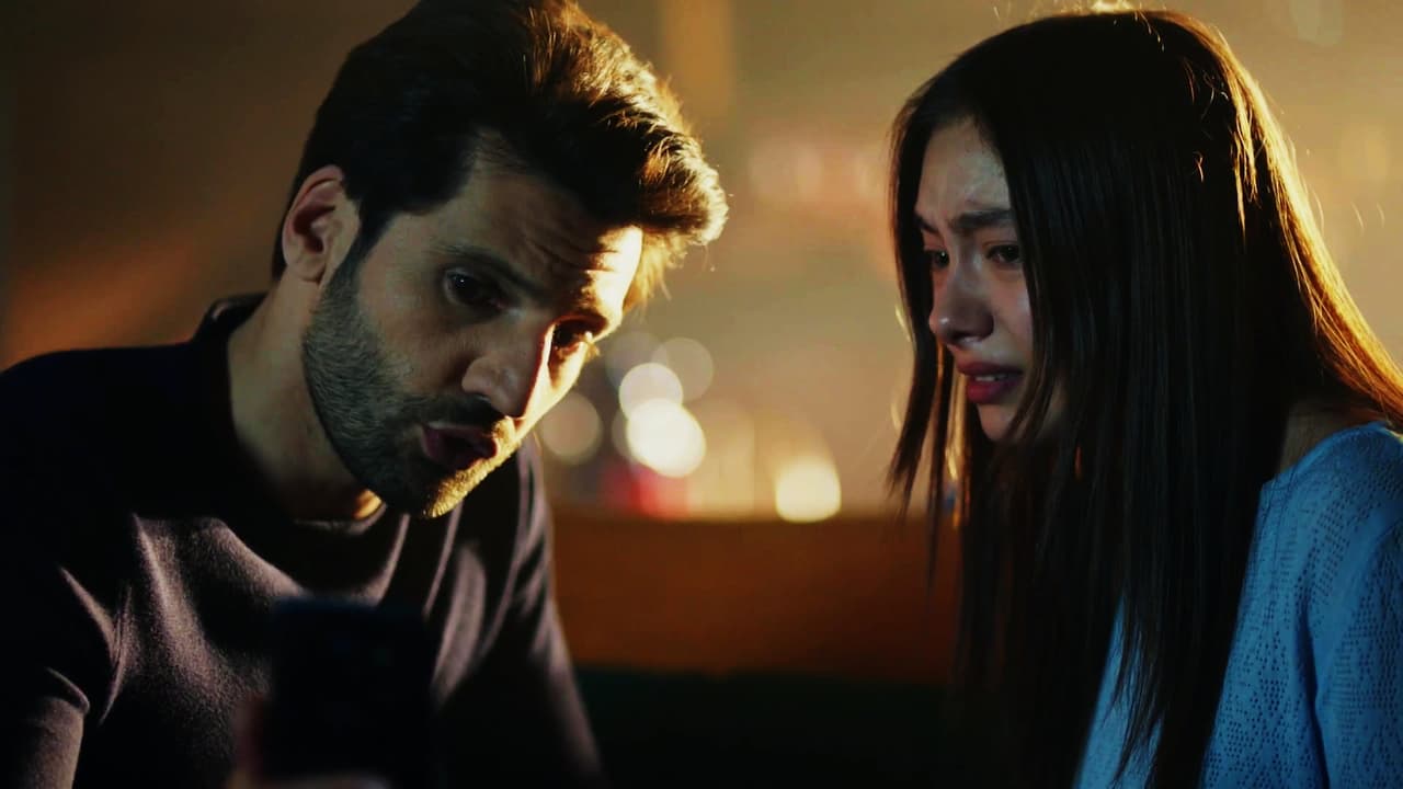 Pero el poder de Emir llegó hasta su nueva guarida y le mostró a Nihan un video donde Kemal estaba a punto de ser asesinado y para salvarlo solo le dio la opción de regresar con él inmediatamente. Así, tomó la decisión de dejar de huir y de renunciar a la ilusión que vivía para regresar con su esposo y salvar al gran amor de su vida.