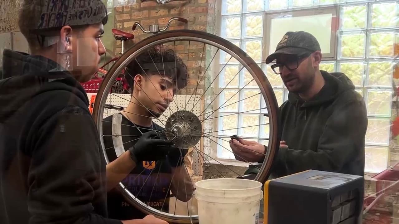 Arte sobre ruedas: jóvenes llevarán su mensaje en bicicletas en marcha del 1 de mayo