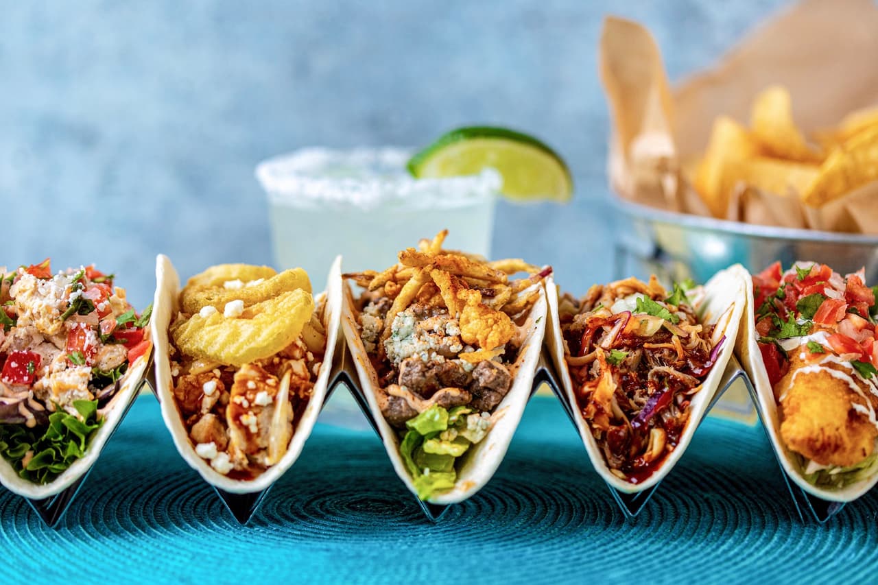 <b><a href="https://www.tinlizzyscantina.com/">Número 8: Tin Lizzy's Cantina </a></b>
<a href="https://www.tinlizzyscantina.com/">(415 Memorial Dr SE Atlanta, GA 30312)</a>. Sus dueños aseguran que su menú no encaja en el molde y que sus sabores trascienden fronteras. “No hay manera incorrecta de hacer tacos con nuestras creaciones creativas que incluyen pollo frito con suero de leche, barbacoa coreana, bistec con queso Philly y carne de taco Impossible. Si nuestros tacos exclusivos no despiertan tu interés, tenemos ensaladas frescas y sartenes chisporroteantes para sorprender a todos los paladares en su mesa”, explican en su página web.