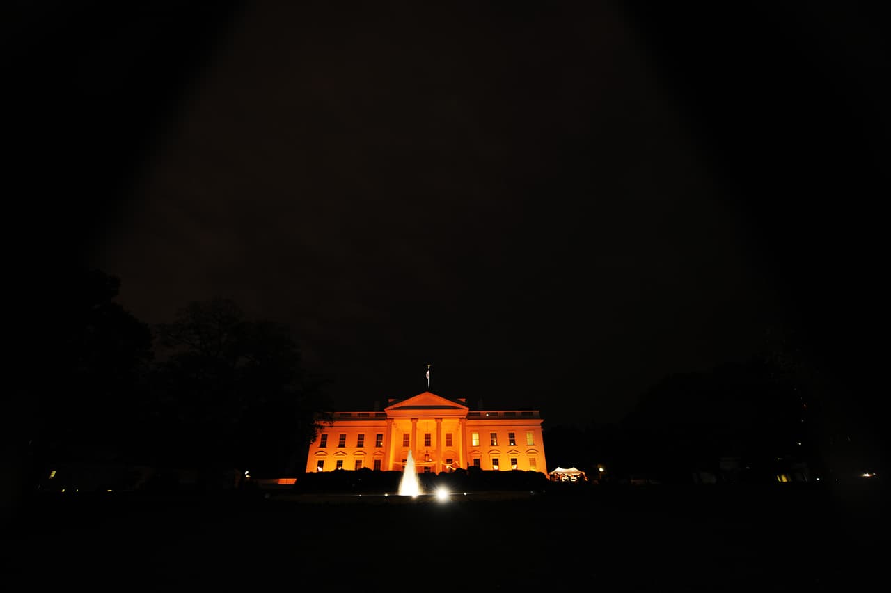 La Casa Blanca Iluminada de naranja el 31 de octubre de 2009. Fue la primera celebración de Halloween de los Obama en mansión presidencial.