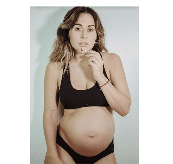 La actriz de 
<b><a href="https://www.univision.com/shows/mi-marido-tiene-mas-familia" target="_blank">‘Mi marido tiene más familia’</a></b> publicó el 11 de abril esta imagen en Instagram para compartir los estragos del calor y la huella que dejó en su ombligo un ‘piercing’ realizado con anterioridad.