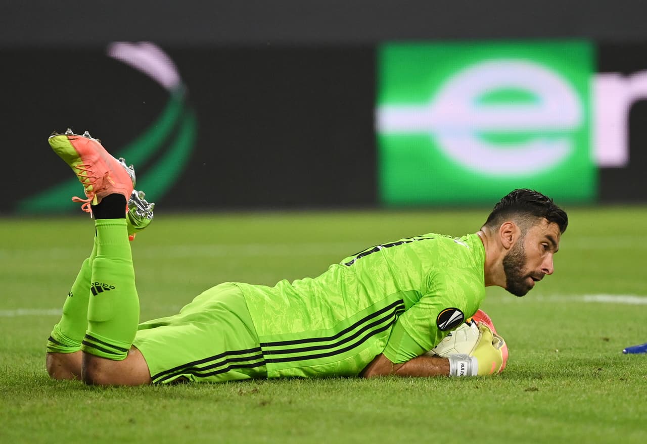 Los Wolves concluyeron la primera mitad asfixiados por los ataques sevillanos.