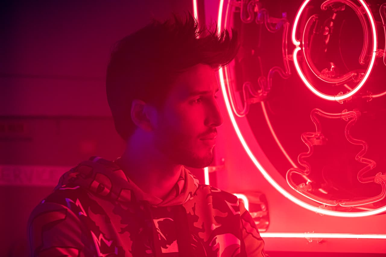 El video comienza con Yatra entrando a un pasillo decorado con luces de neón para, después de ser fotografiado, abrir la puerta de un cuarto con paredes llenas de paletas.