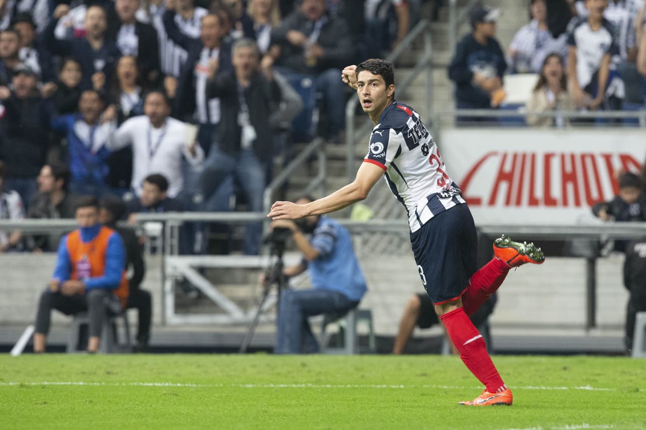Stefan Medina remata un balón a gol para vencer a Ochoa y empatar el encuentro.