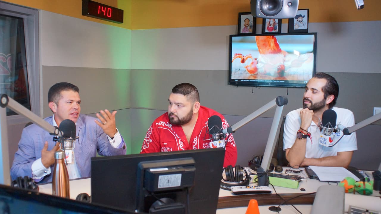 🎶 "¡Qué milagro chaparrito, ya tenía que no nos vemos!" 🎶 Así recibieron a Jorge Medina los locutores del Free-guey show.