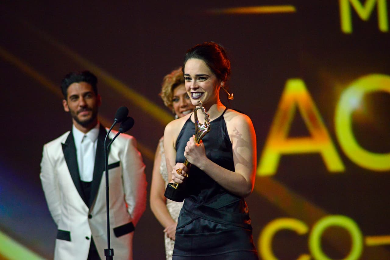 Esta joven actriz se llenó de gloria por su brillante actuación.