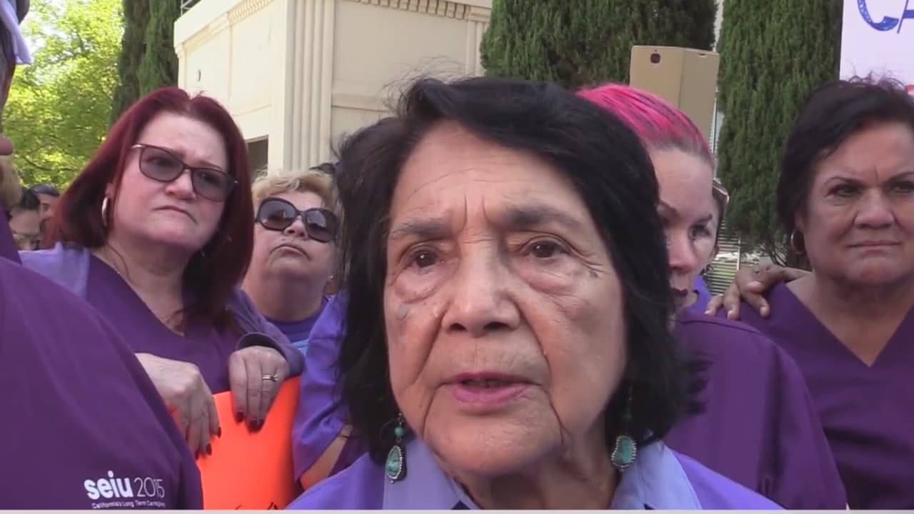 Arrestan a activista Dolores Huerta en medio de protesta para exigir aumentos salariales