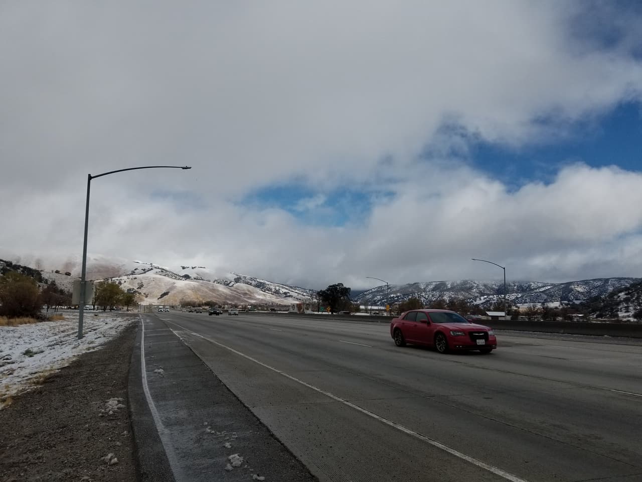 Tras la reducción de velocidad temporal de la I-5 en el Paso de Tejón la Patrulla de Caminos anunció que al medio día del miércoles el tráfico era normal.