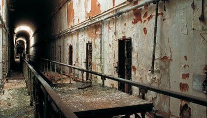 La prisión se cerró en 1971. Muchos prisioneros y guardias fueron trasladados a la prisión de Graterford, a unas 31 millas (50 km) al noroeste de Eastern State. La ciudad de Filadelfia compró la propiedad con la intención de remodelarla. El sitio tenía varias propuestas, incluido un centro comercial y un complejo de apartamentos de lujo rodeado por los viejos muros de la prisión.Durante la era abandonada (desde el cierre hasta finales de los 80) creció un "bosque" en los bloques de celdas y afuera dentro de las paredes. La prisión también se convirtió en el hogar de muchos gatos callejeros.En 1988, el Grupo de Trabajo Penitenciario del Estado del Este solicitó con éxito al alcalde Wilson Goode que detuviera la remodelación. En 1994, Eastern State se abrió al público para recorridos históricos.