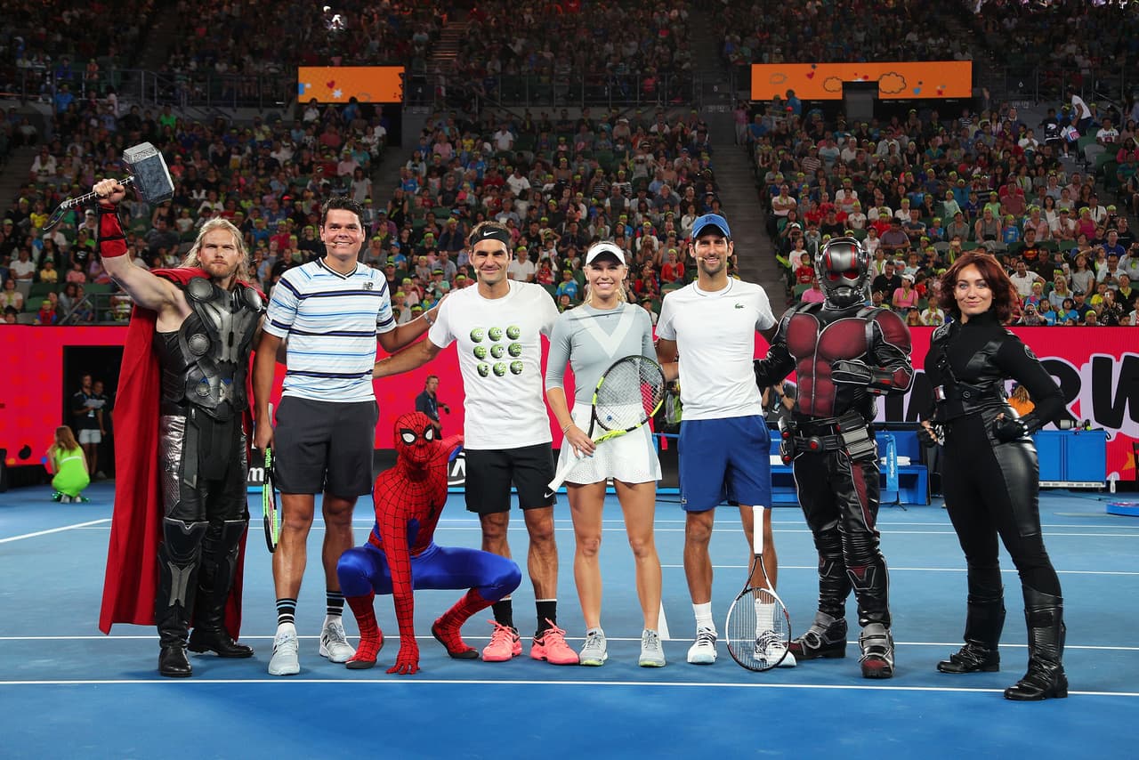 La liga de la justicia del tenis estuvo en la cancha, en una mezcla entre grandes figuras del deporte y algunos superhérores.