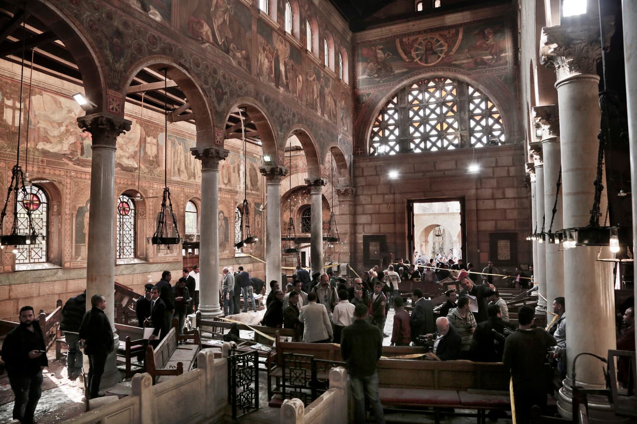 Al conocer la noticia, el primer ministro egipcio Sherif Ismail condenó el atentado y llamó a la unidad del país: "Los musulmanes y los cristianos de la nación se solidarizan contra este terrorismo negro", sostuvo en un comunicado.