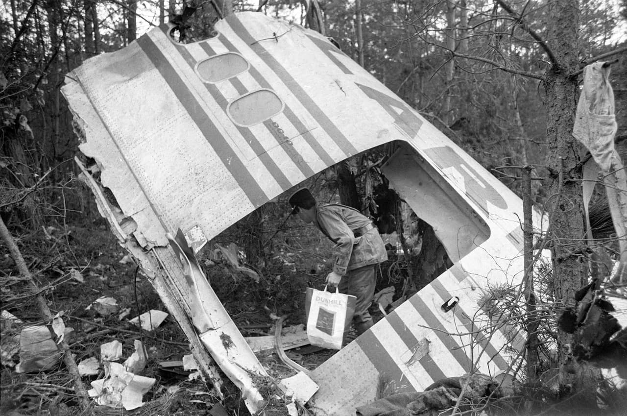 <b>Explosión en pleno vuelo de un avión al norte París, Francia, en 1974.</b> Una descompresión explosiva en la zona de carga a los 10 minutos de despegar, producida porque las puertas estaban mal cerradas, precipitó la aeronave a tierra. El vuelo de Turkish Airlines cayó en el bosque Ermenonville, al norte de la capital francesa. Fue el accidente de un solo avión más letal sin sobrevivientes, el peor en suelo francés y el segundo peor en Europa. 
<b>346 personas perdieron la vida.</b>