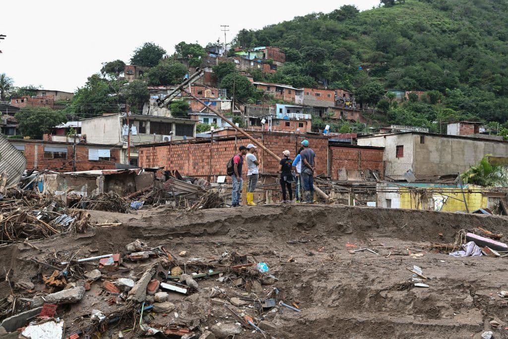 “Hemos perdido niñas, niños, todo muy lamentable”, indicó Rodríguez, y destacó que todavía "hay personas tapiadas. Estamos tratando de rescatarlos, de rescatarlos con vida". También se habilitarán refugios para el resguardo de la población que perdió sus viviendas.