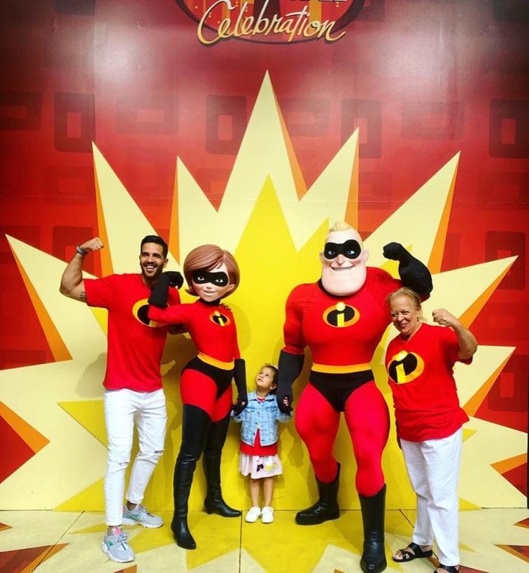 Este 2019, Anabella vivió un día fabuloso en un parque temático junto a sus personajes favoritos, su papá y su abuelita paterna.