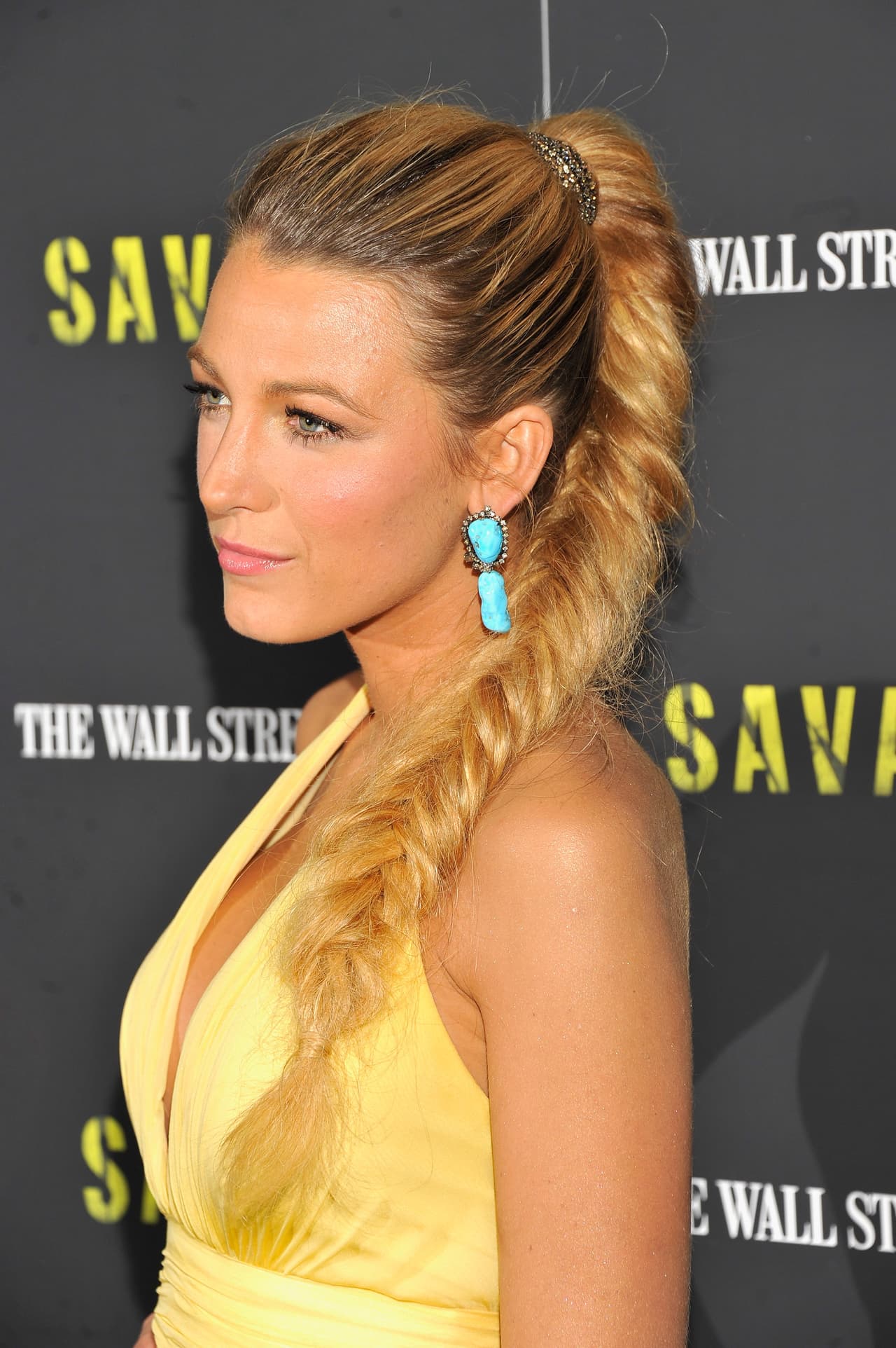 Una trenza ideal para ir al colegio es la ´fishtail´ justo como la lleva Blake Lively. Si la llevas con la coleta alta le da un toque muy chic inclusive sporty, para un día que tengas actividades deportivas es la indicada o cuando hace mucho calor.