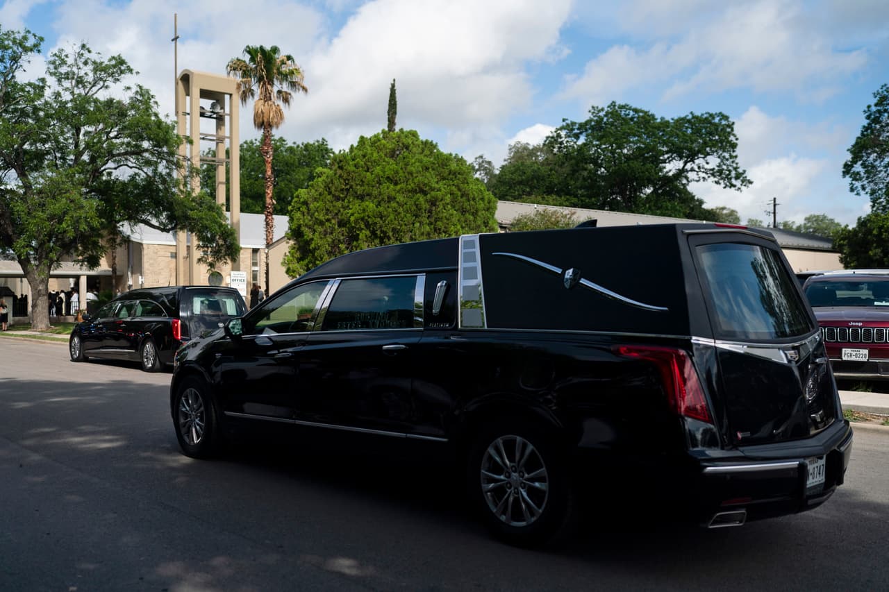 En la foto, los dos coches fúnebres que llevan los cuerpos de la Irma García, la maestra que murió en el tiroteo de la 
<a href="https://www.univision.com/noticias/estados-unidos/investigacion-tiroteo-uvalde-texas-puerta-abierta-maestra-escuela-robb">Escuela Primaria de Uvalde</a> de la semana pasada, y su esposo, Jose. 
<br>
<br>Ella fue una de las dos maestras asesinadas por la semana pasada en la escuela Robb, junto con 19 niños. 
<br>
<br>
