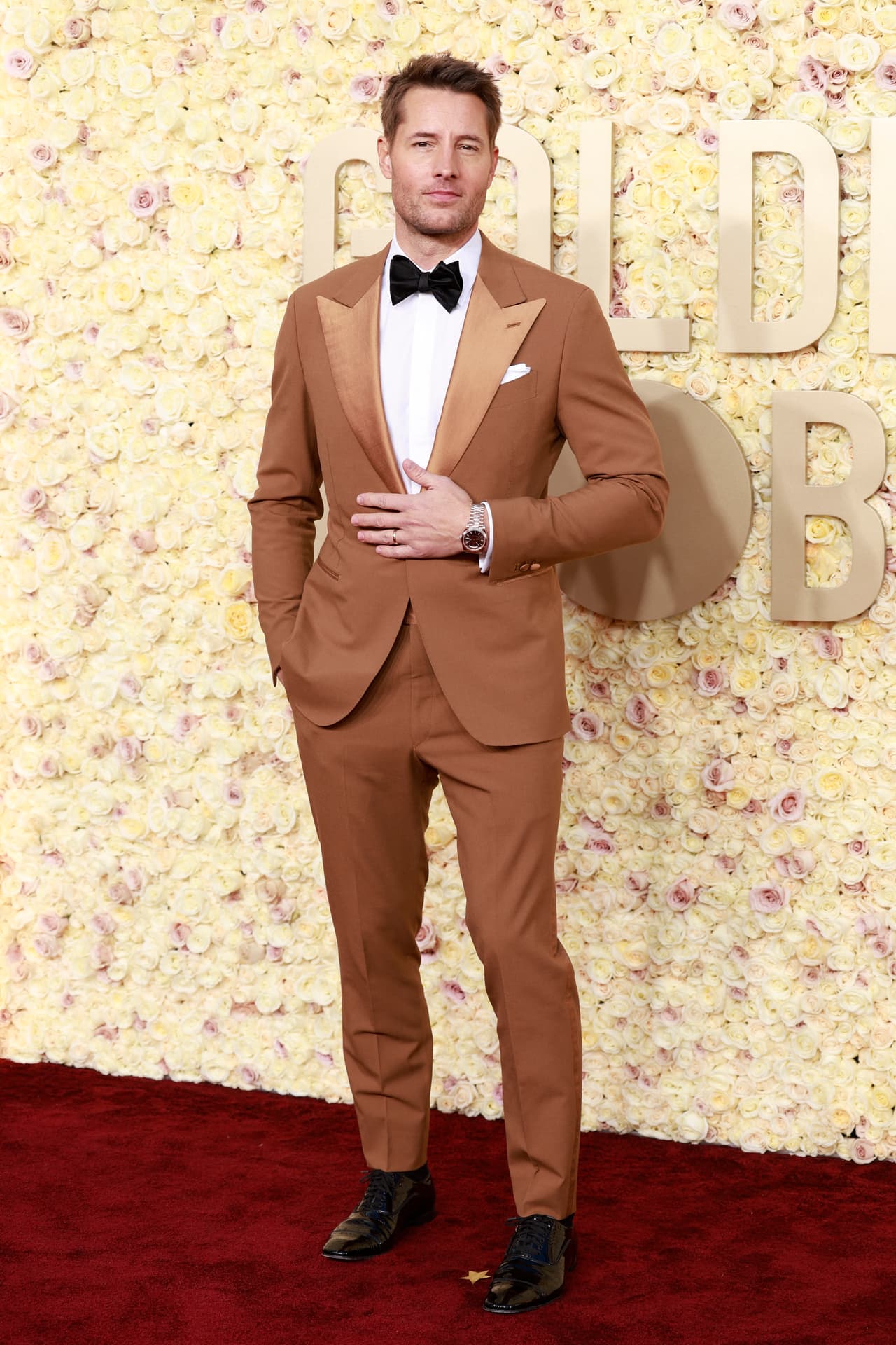 Justin Hartley atiende los Golden Globes 2024.