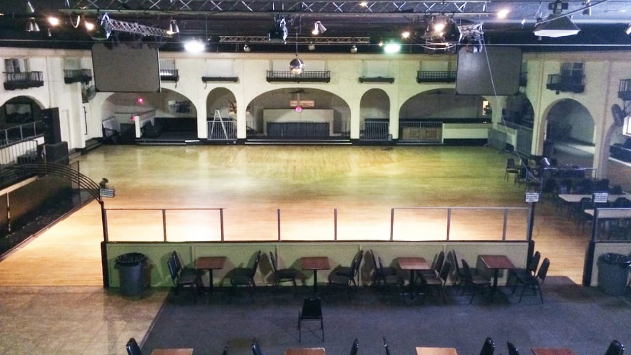 Hoy su pista de baile luce vacía, y sus sillas siguen apiladas mientras la pandemia del Covid 19 continúe sin control.