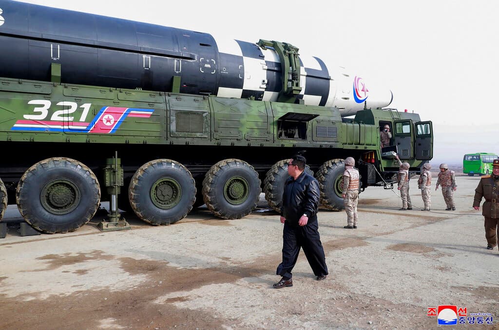 El Hwasong-17 es
<b>un gigantesco misil balístico intercontinental (ICBM) </b>enseñado por primera vez en un desfile en octubre de 2020 y definido como "misil monstruo" por los analistas. Era la primera vez que se disparaba. Hace tiempo que Corea del Norte aspira a disponer de un ICBM con capacidad para cargar varias cabezas explosivas, como el Hwasong-17.