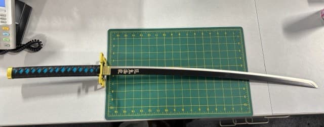 Una katana incautada por agentes de la TSA en Las Vegas. El arma blanca fue descubierta por el equipo de seguridad al intentar ser ingresada oculta dentro de un estuche de guitarra.
