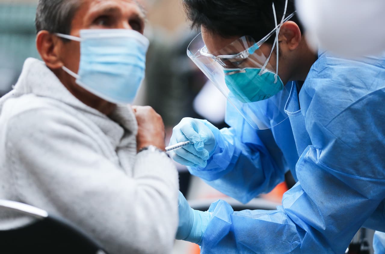 CDC eliminan requisito de cuarentena para vacunados y Cuomo pide a neoyorquinos que “no bajen la guardia”