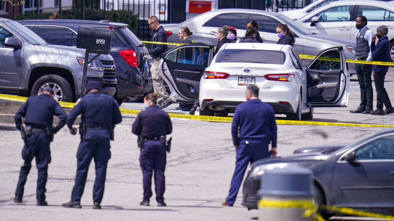 <b>Crónica del tiroteo en Indianapolis: El atacante mató a ocho personas y se suicidó</b>
<br>
<br>El tiroteo ocurrió en una oficina de FedEx, murieron ocho personas y otras más quedaron heridas. Las autoridades indicaron que el atacante se quitó la vida. Lo identificaron como Brandon Scott Hole, de 19 años.
