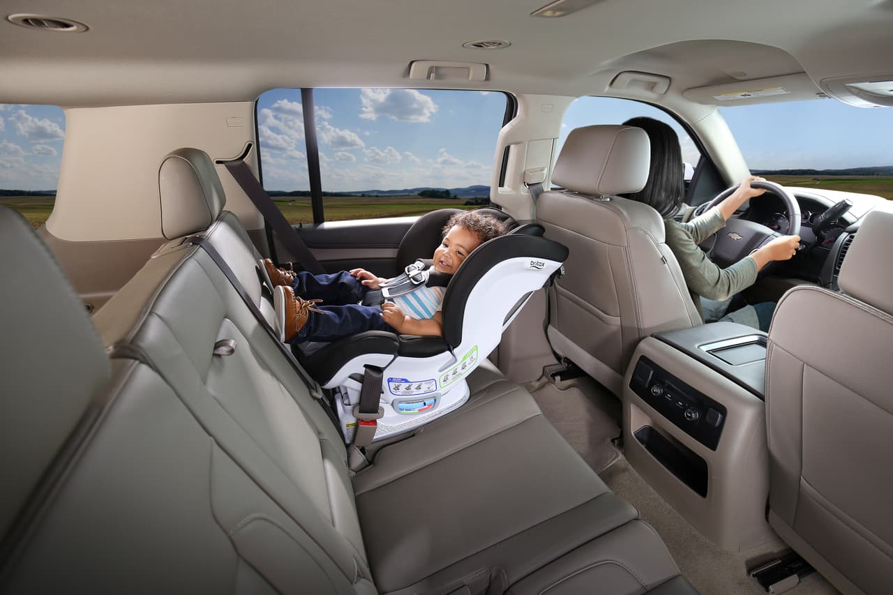 <b>Tipos de sillas</b>
<br>
<u><b>Asientos convertibles (cont.):</b></u> La mayoría de fabricantes recomiendan mantener la “posición invertida”
<b>hasta que el niño cumpla por lo menos dos años </b>(recuerda guiarte por las recomendaciones de peso del fabricante y leyes en tu estado).
<br>Usa la silla hacia adelante solo cuando
<b>el pequeño alcance el peso/edad recomendada por el fabricante </b>y recuerda siempre instalarla en el asiento trasero (salvo excepciones especiales).