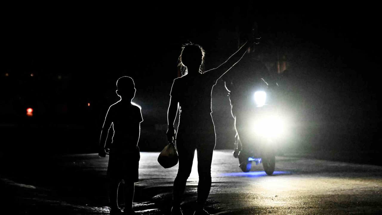 El pueblo cubano sufre por un gran apagón que tiene a oscuras a casi toda la isla desde el pasado viernes 18 de octubre. Como si esto fuese poco, algunas zonas han sentido el impacto del huracán Óscar, que este domingo tocó tierra en la provincia de Guantánamo.