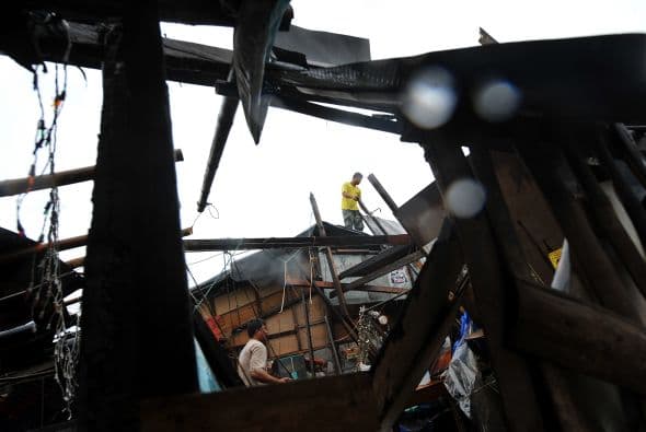"Fuertes lluvias continúan cayendo. Estamos aterrados ante la idea de regresar a nuestro hogar", dijo a la AFP Remedios Doclayan, una mujer de 55 años que se refugió con su familia en una escuela de Baguio, ciudad de montaña de la isla septentrional de Luzon, la principal de Filipinas.