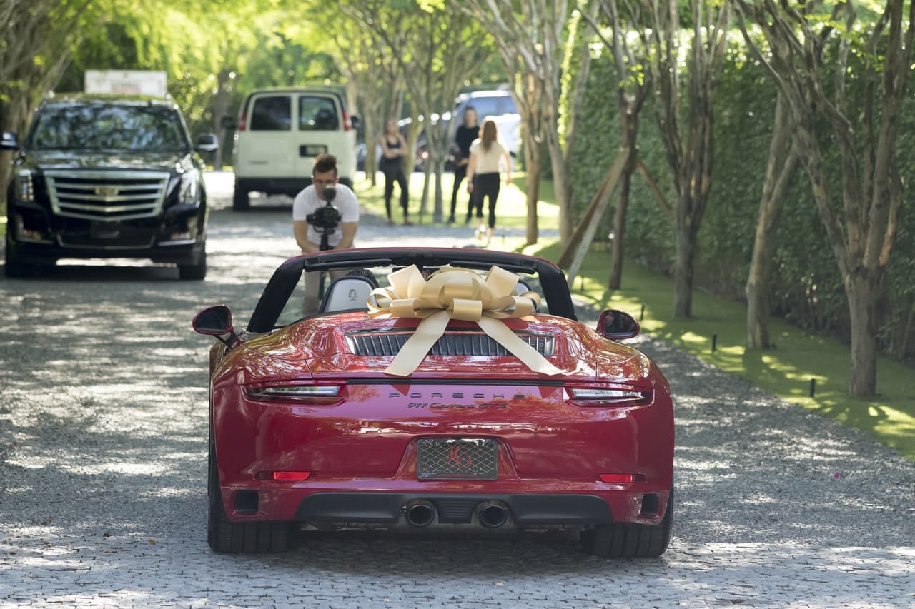 Jennifer López también se dio el gusto de manejarlo tan pronto lo recibió.