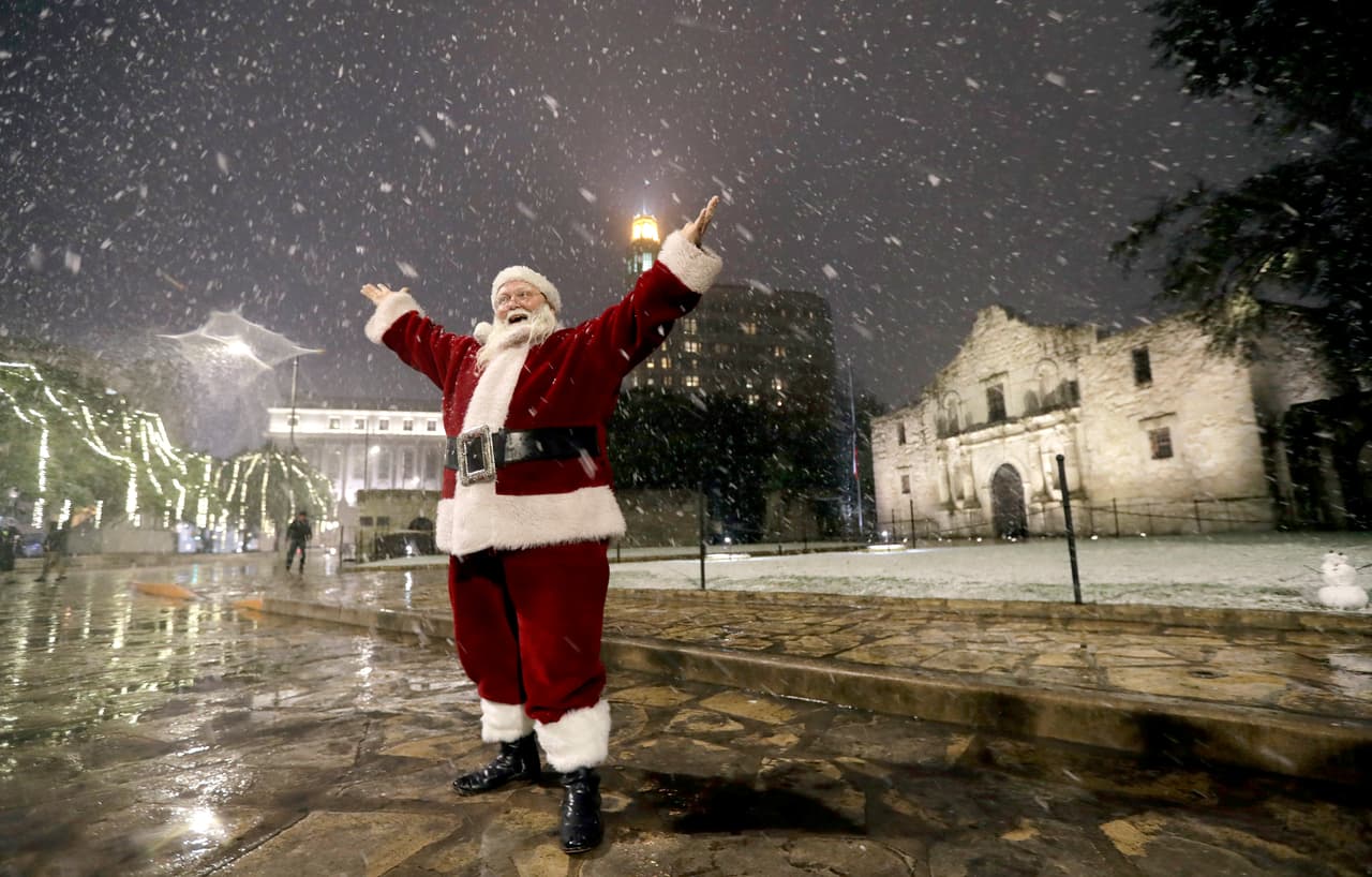 Un residente vestido de Santa Claus recibió la nevada frente al monumento histórico de El Álamo en el 2017. Según el servicio meteorológico nacional cayeron al menos 2.5 pulgadas en el área de San Antonio, Texas.