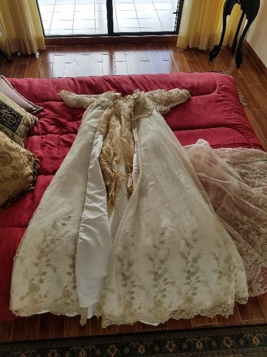 Además, para los fans del estilo de vestir del astrólogo, dos de las icónicas capas de Mercado también están a la venta.