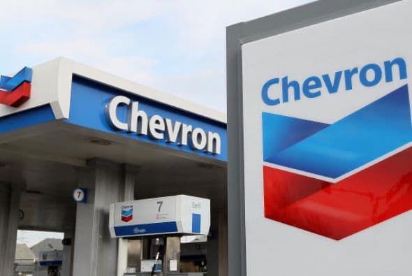 Trump pide a Chevron que reduzca gradualmente sus operaciones en Venezuela, según reporte