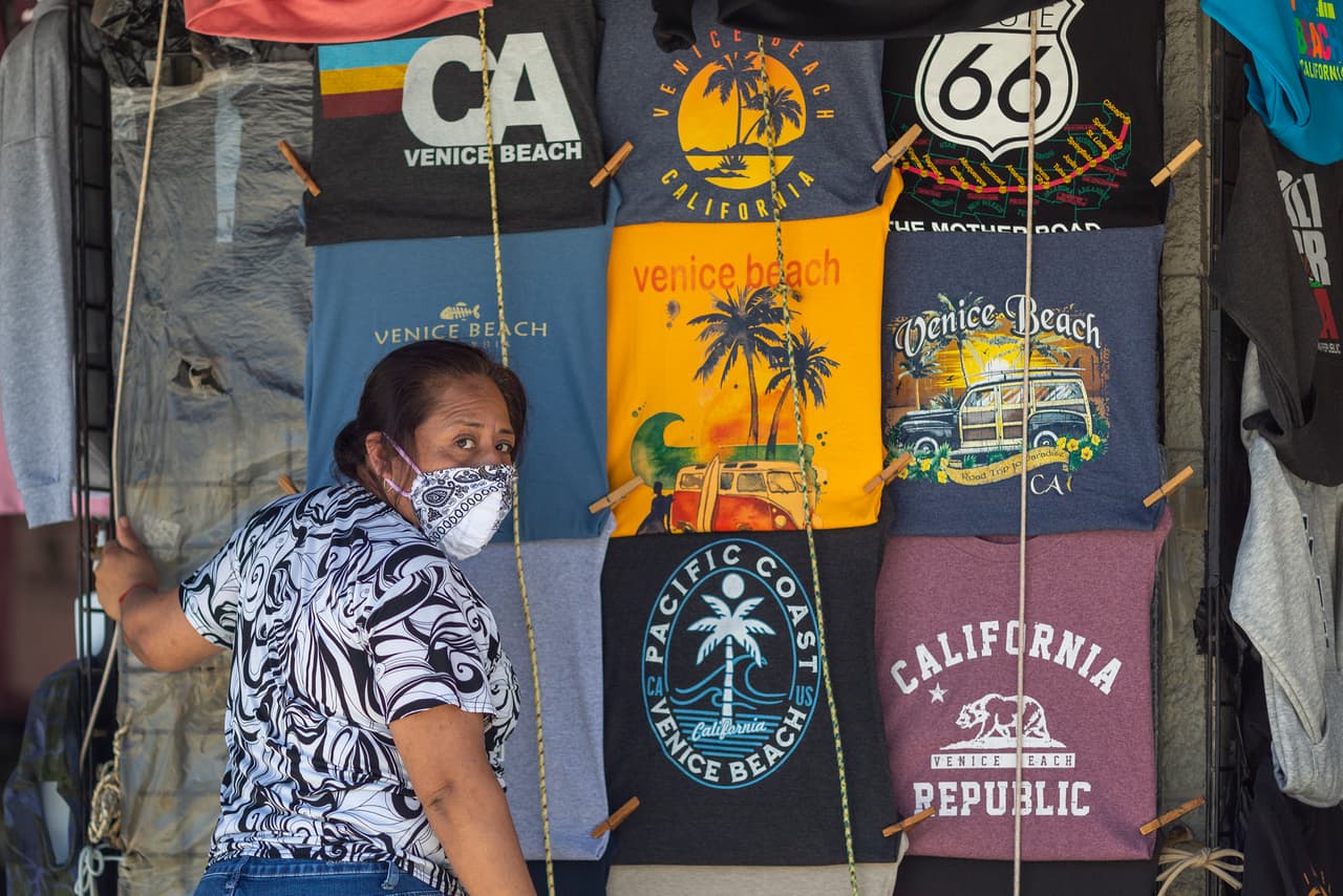 Entre otras medidas, las tiendas deben reducir al menos un 25% de su capacidad de personas dentro de los establecimientos para asegurar el distanciamiento social recomendado por el Departamento de Salud del Condado.
