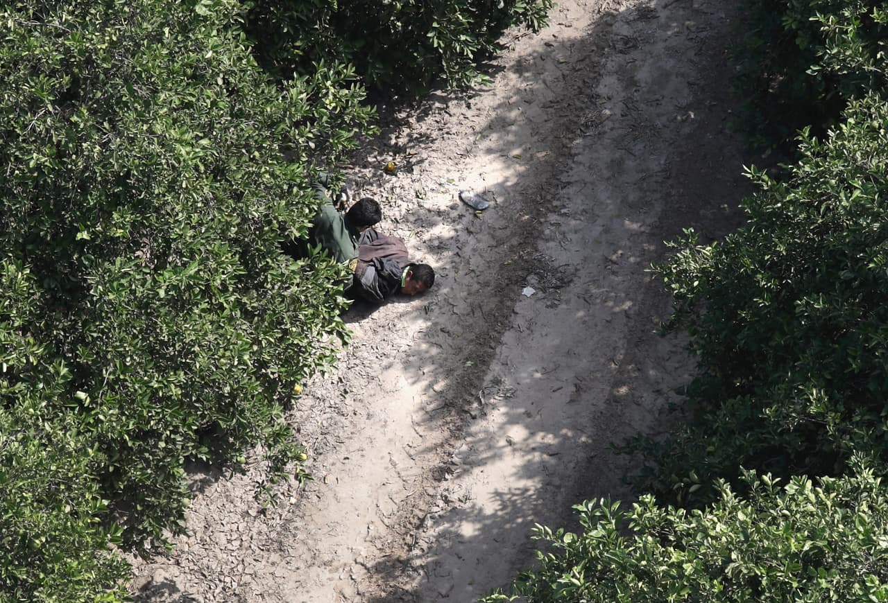 <b>Sin derecho a asilo.</b> John Moore, fotógrafo de la agencia Getty Images, captó el momento en el que un oficial de la patrulla fronteriza atrapó a un inmigrante que cruzó la frontera ilegalmente cerca de McAllen, Texas. El nueve de noviembre Donald Trump
<a href="https://www.univision.com/noticias/inmigracion/trump-firma-la-orden-que-prohibe-el-asilo-a-los-migrantes-que-entren-ilegalmente-al-pais">firmó una orden que prohíbe el asilo a los migrantes que entren ilegalmente al país</a>. La nueva norma entró en vigor de inmediato, por lo que quienes lleguen a la frontera solo podrán pedir asilo en los puertos fronterizos.