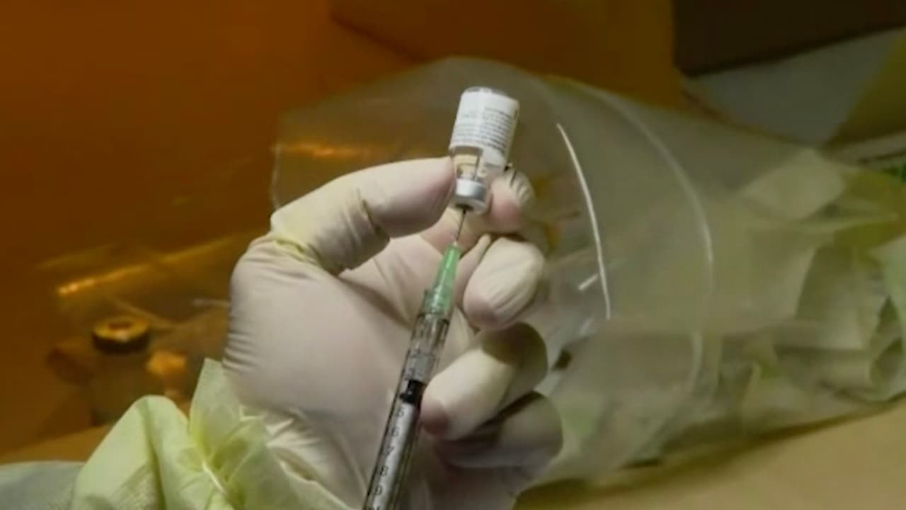 “La abuelita dice que no se debe 
<a href="https://www.univision.com/local/houston-kxln/complicaciones-covid-ninos-fotos">vacunar</a> a los niños porque no se sabe de estas vacunas ya que están recién hechas, las hicieron muy rápido y no sirven”, es lo que ha escuchado el médico pediatra, Martín Yudovich.