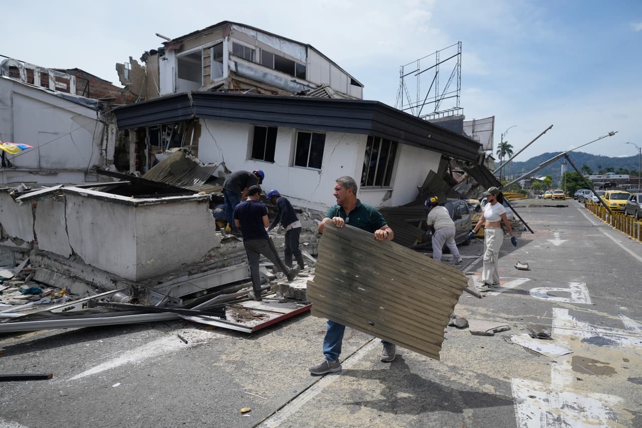 Vecinos retiran escombros de casas dañadas 48 horas después de que el terremoto sacudiera Pereira, Colombia, el miércoles 12 de agosto de 2026. (Foto AP/Fernando Vergara)