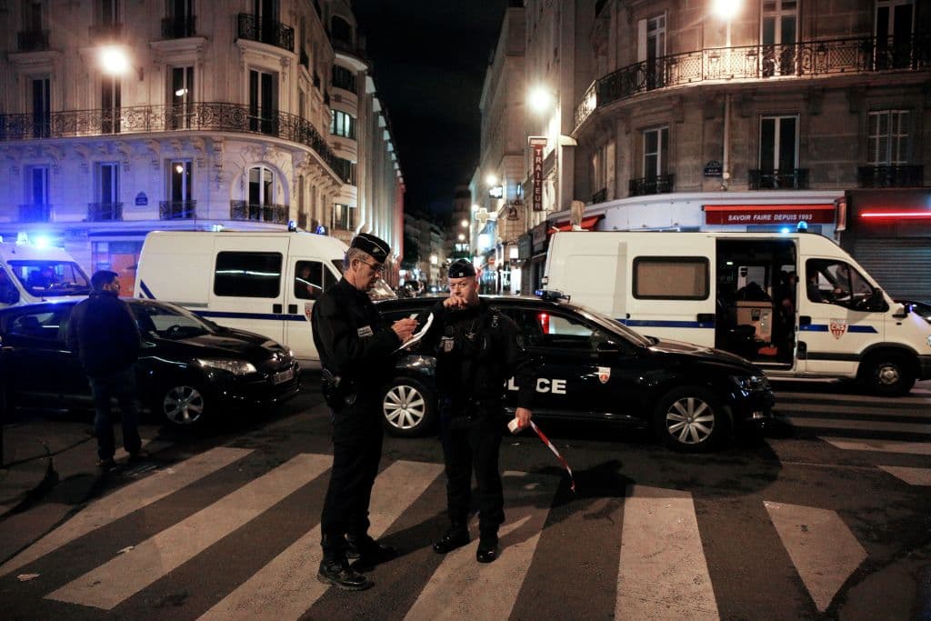 Imágenes grabadas con celulares y publicadas en redes sociales mostraban a gente corriendo en la escena del incidente y al menos una persona tirada en la calle, aparentemente herida. París permanece bajo fuertes medidas de seguridad desde que ocurrieron los ataques de noviembre de 2015, donde murieron 137 personas y más de 400 resultaron heridas.
