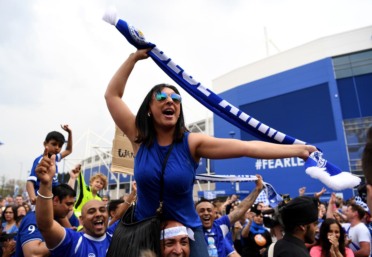 Los seguidores de los 'Foxes' no ocultaron sus muestras de cariño a los héroes del Leicester City y presumieron orgullosos los colores del nuevo campeón de la British Premier League.