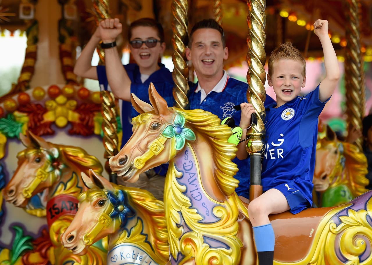El Leicester vivió un sábado de auténtica fiesta en el estadio Kings Park donde junto a sus miles de aficionados festejó con todo su primer título obtenido de la historia en la Premier League de Inglaterra.