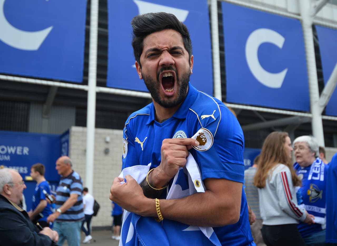 Los seguidores de los 'Foxes' no ocultaron sus muestras de cariño a los héroes del Leicester City y presumieron orgullosos los colores del nuevo campeón de la British Premier League.
