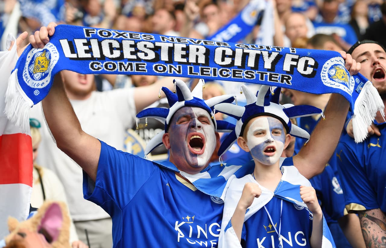 Los seguidores de los 'Foxes' no ocultaron sus muestras de cariño a los héroes del Leicester City y presumieron orgullosos los colores del nuevo campeón de la British Premier League.