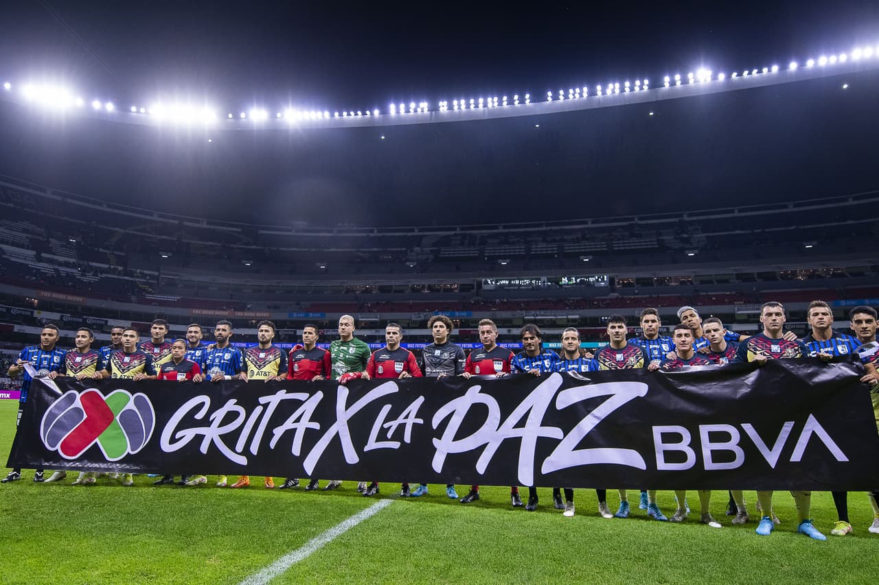 Con gol de último minuto, Gallos Blancos le arrebató el triunfo al América que sigue sin ganar en el Estadio Azteca y volvió a irse entre abucheos y muchas dudas del futuro de Santiago Solari.