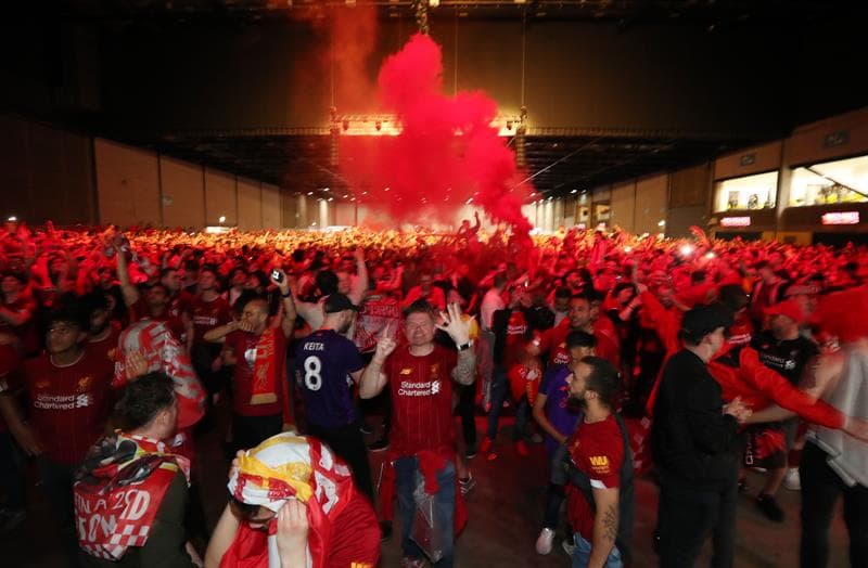 Los aficionados del Liverpool celebran en las calles de su ciudad la conquista de la UEFA Champions League sobre Tottenham Hotspur.