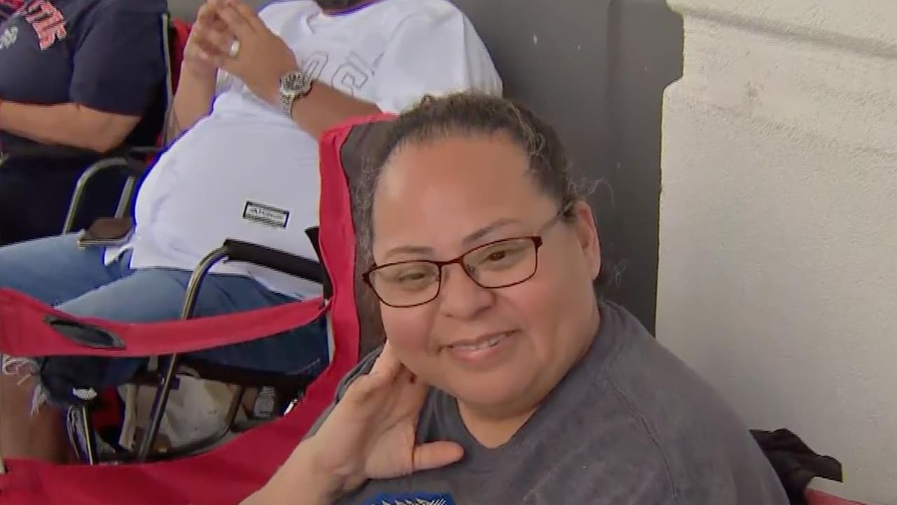 La señora Valverde tuvo su último tratamiento en el hospital y se fue a hacer la fila para conocer a Altuve. "Estoy muy feliz, estoy libre de cáncer", dijo a 
<i>Univision 45</i>.