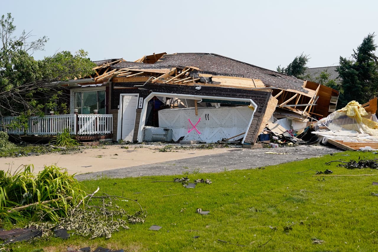 Vista de una vivienda dañada por un tornado que azotó la zona el día anterior en Appleton, Wisconsin, el martes 28 de julio de 2026.